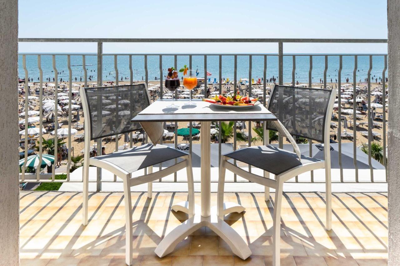 Hotel Delaville Frontemare ลิโดดิเยโซโล ภายนอก รูปภาพ